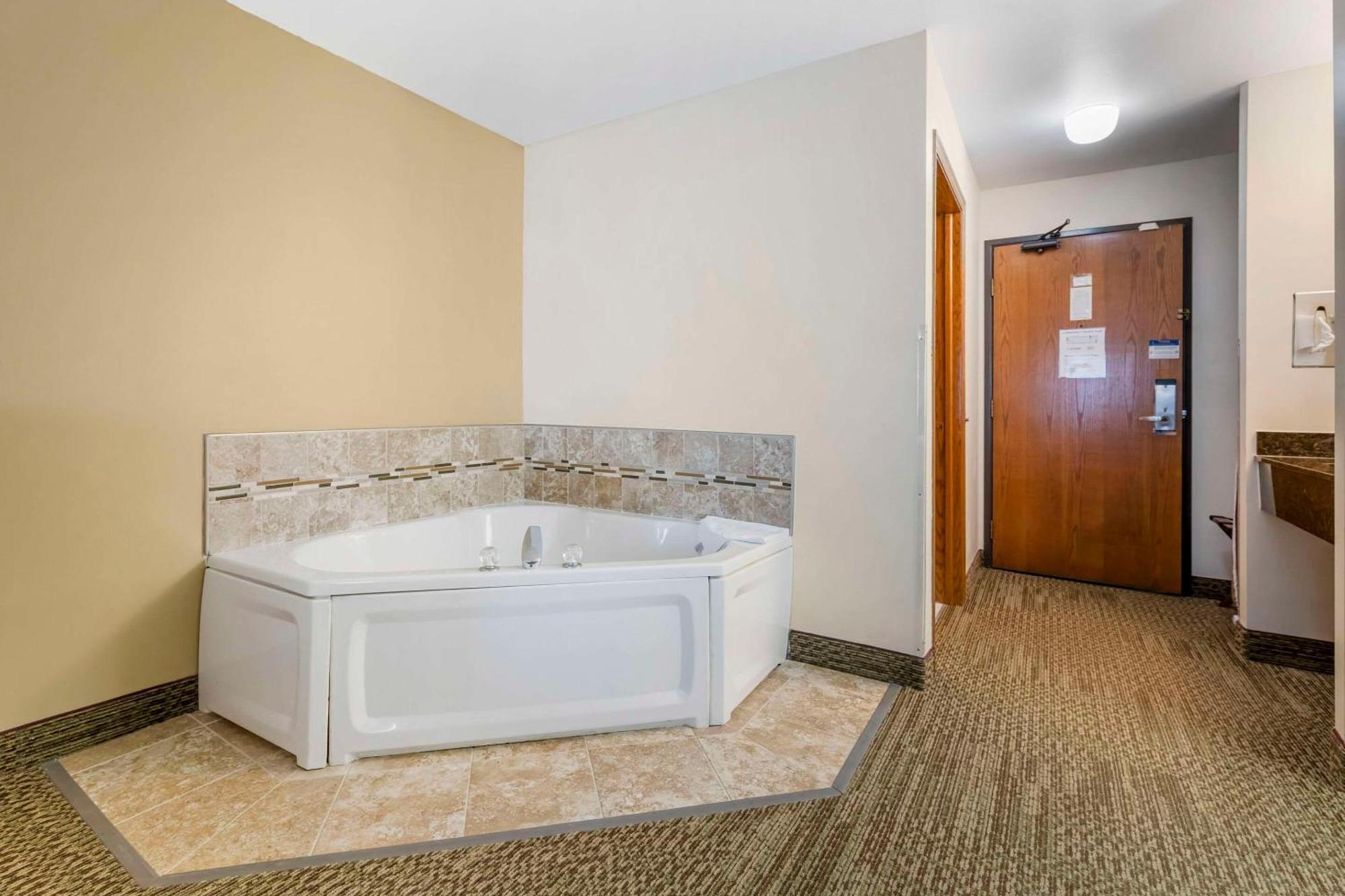 Quality & - Madison South Hotel Stoughton