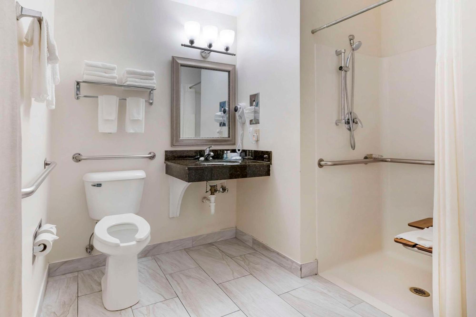 Quality & - Madison South Hotel 2*