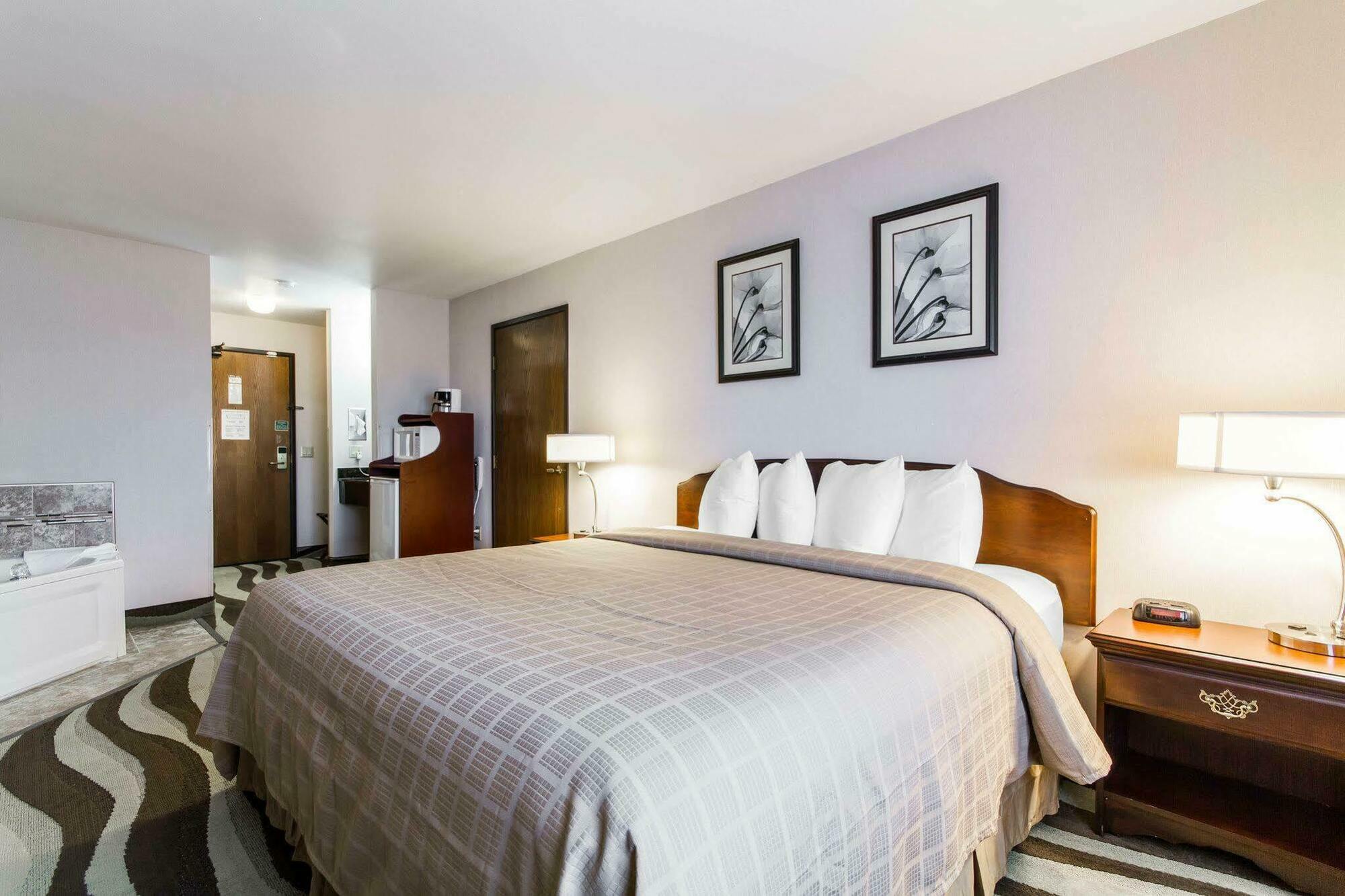 Quality & - Madison South Hotel Stoughton